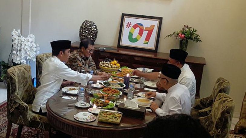 Sambil Makan Pecel Jokowi Ma'ruf Bahas Hasil Survei