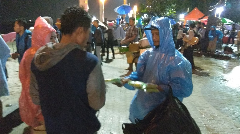 Rezeki Penjual Jas Hujan di Pantai Lagoon pada Malam Tahun Baru
