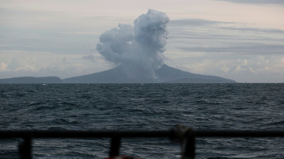 Gunung Anak Krakatau Meletus, Lontarkan Abu Setinggi 600 Meter