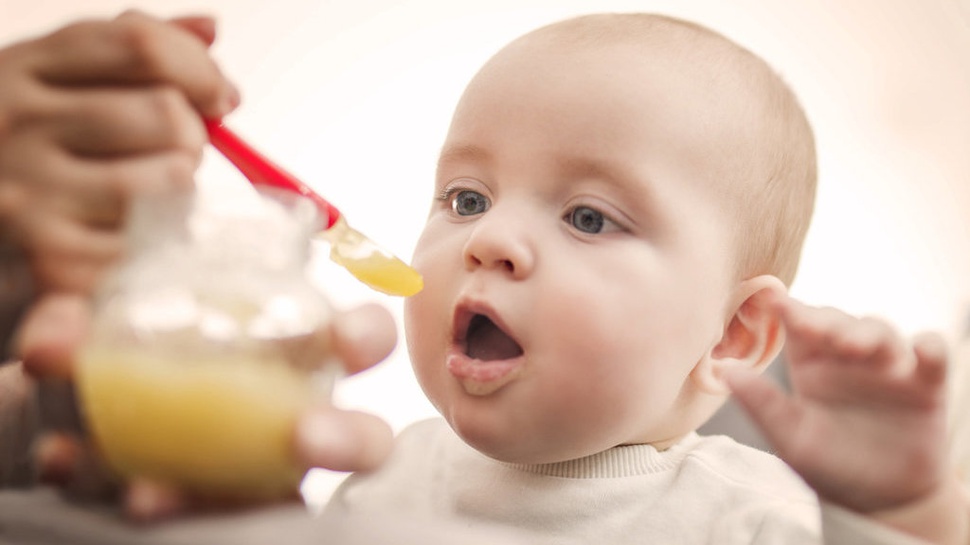 Kapan Tubuh Bayi Siap Diberi Makanan Padat atau MPASI?