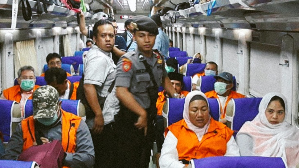 12 Tersangka Korupsi DPRD Malang Diborgol & Diangkut Naik Kereta