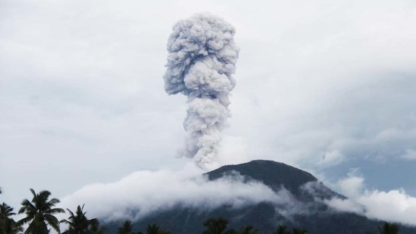 Gunung Ibu Malut Erupsi Setinggi 600 Meter, Status Waspada