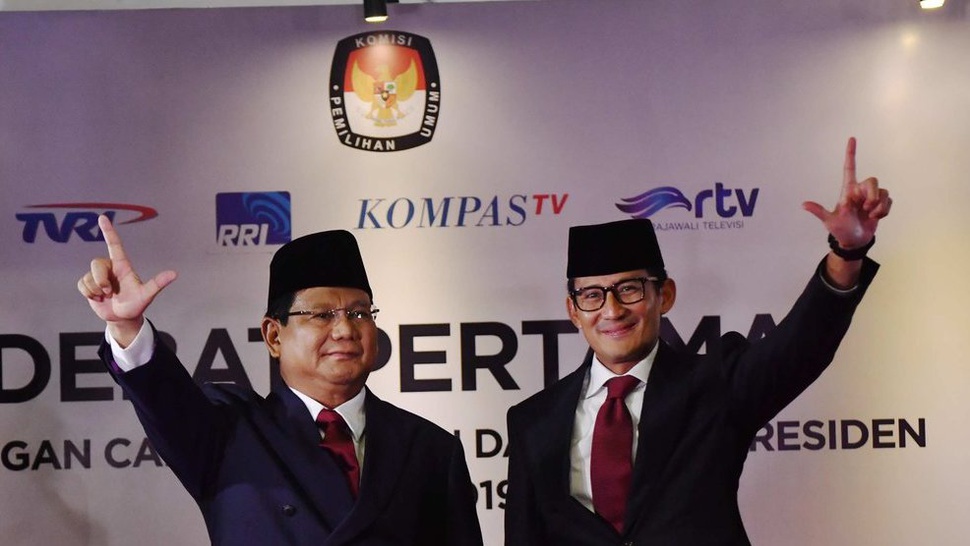 Prabowo-Sandi Tiba Pertama di Debat Pilpres, Kompak Pakai Jas Hitam