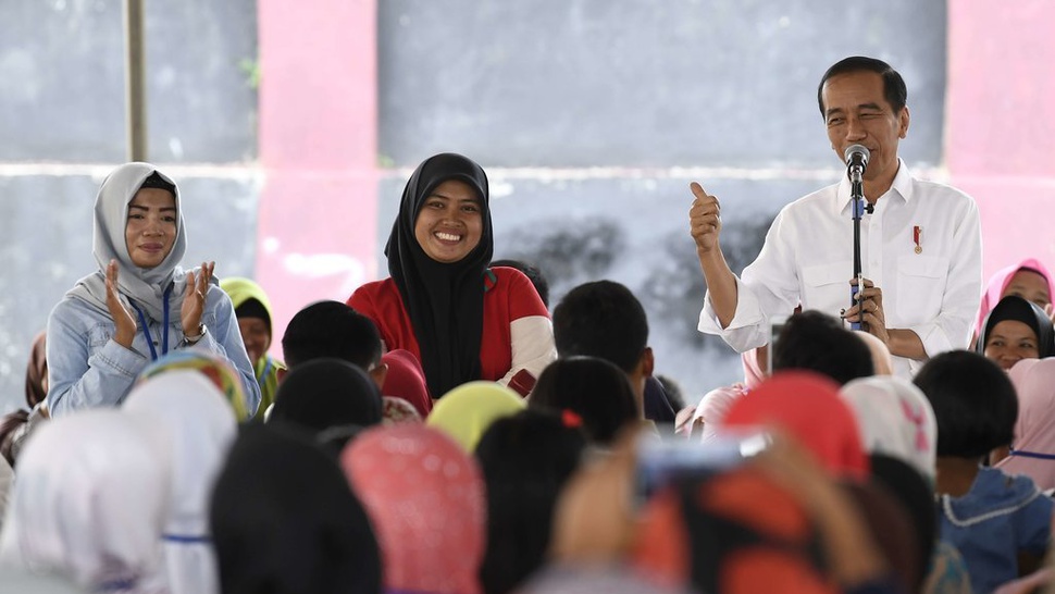 Jokowi Semangati Ibu-Ibu Penerima Bantuan Usaha Pemerintah