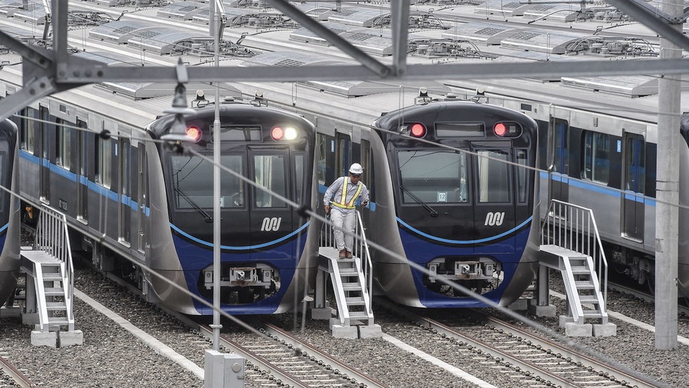 MRT Sesalkan Penumpang yang Injak Kursi & Gelantungan di Kereta