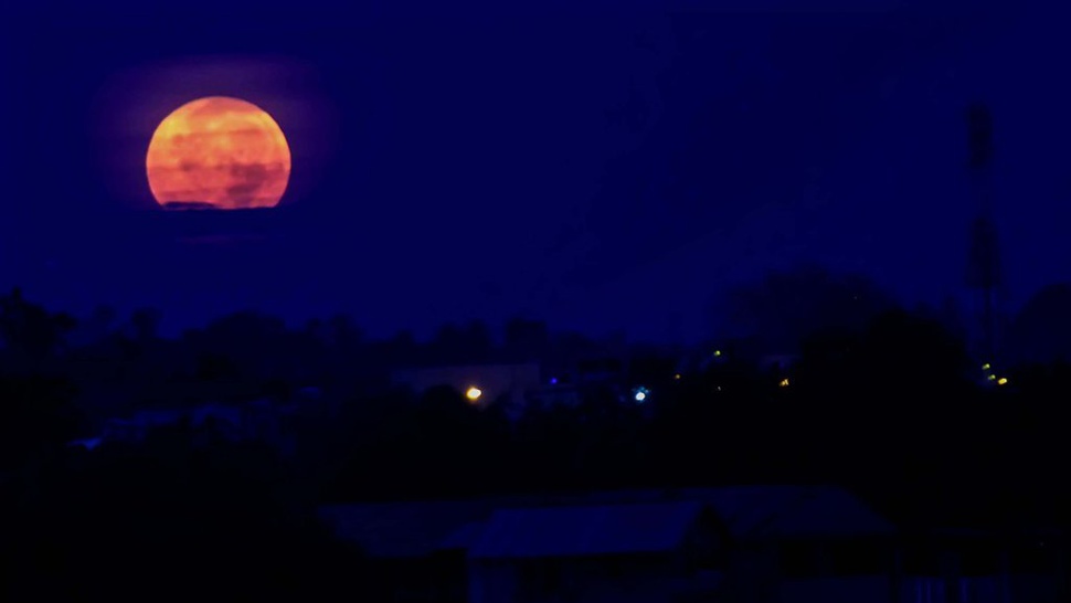 Fenomena Super Snow Moon: Bulan Terlihat Lebih Besar dan Terang