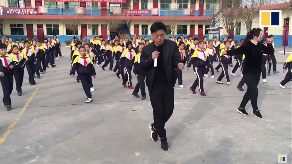 Kepala Sekolah di Cina Pimpin Muridnya Lakukan Shuffle Dance