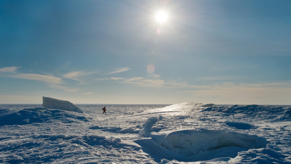 Mengapa Medan Magnet di Kutub Utara Bergeser Begitu Cepat?