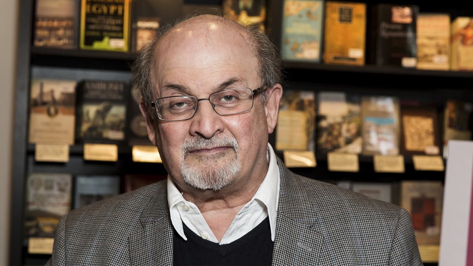 Salman Rushdie Ditikam, 34 Tahun Setelah The Satanic Verses Terbit
