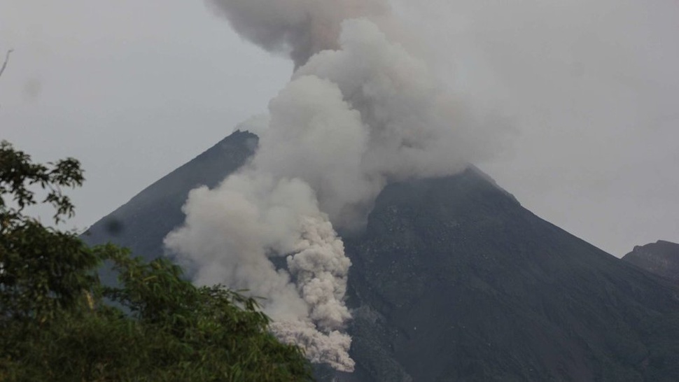 Gunung Merapi Luncurkan Awan Panas Sejauh 1,1 Kilometer Senin Siang