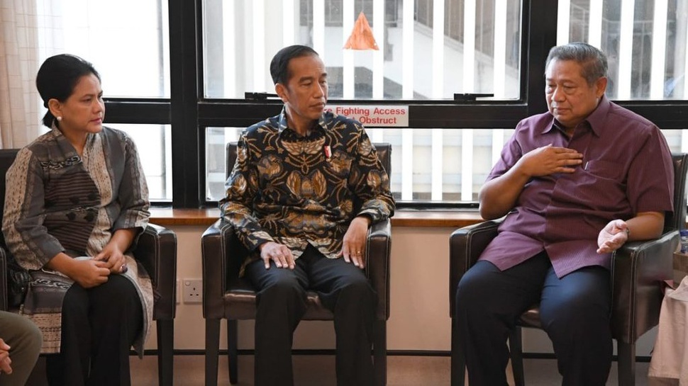 Presiden Jokowi dan Ibu Iriana Jenguk Ani Yudhoyono di Singapura