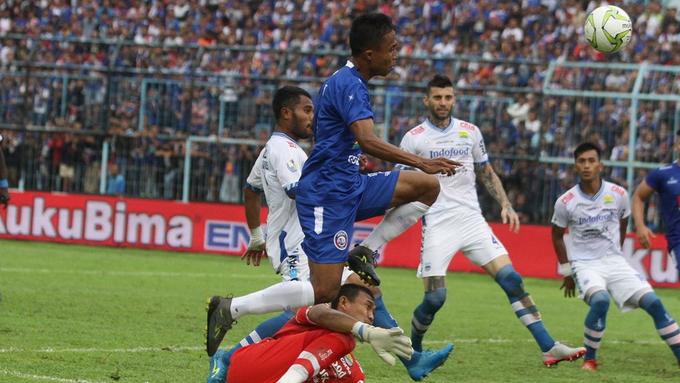Hasil Arema FC vs Persita Babak Pertama 2-0, Gol Free Kick Konate