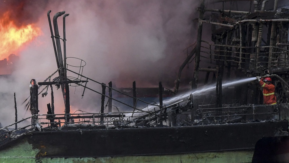 Sebuah Kapal Nelayan Terbakar di Pelabuhan Muara Angke