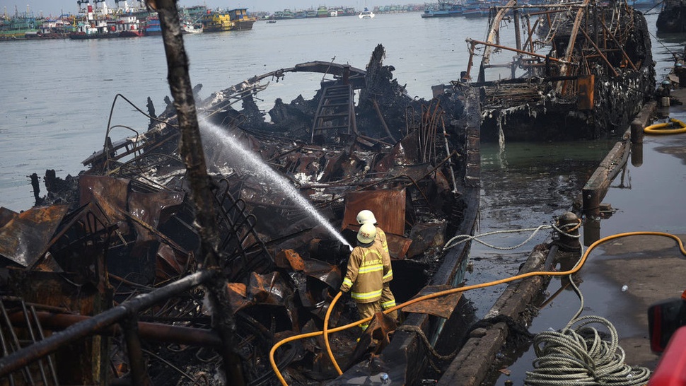 Puslabfor Polri Olah TKP Kebakaran Kapal di Muara Baru Hari Ini
