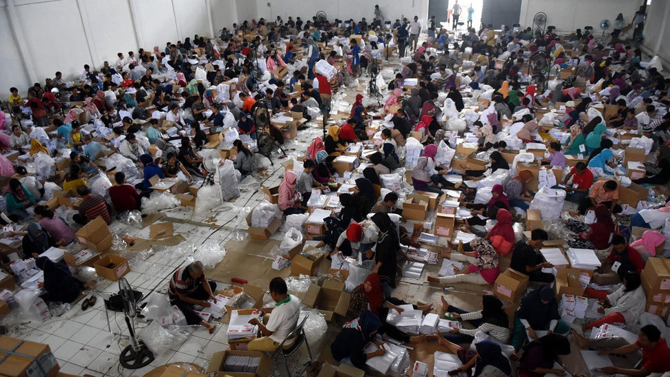 Pelipatan Surat Suara Pemilu di Gudang Logistik KPUD Bogor
