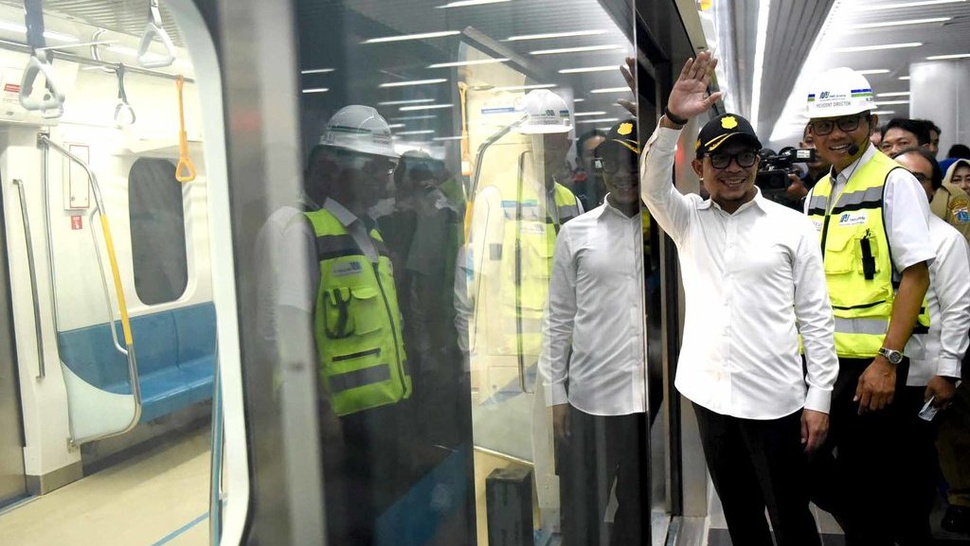 Menaker Hanif Dhakiri Mencoba  MRT Jakarta