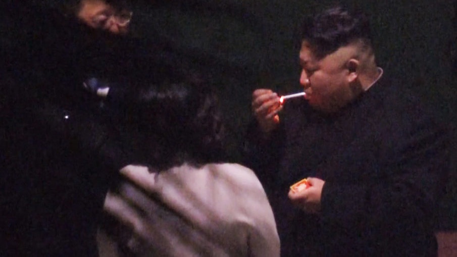 Kontroversi Cuplikan TV Kim Jong-un Sedang Merokok di Stasiun Cina