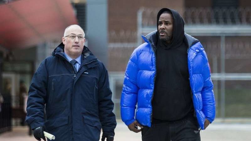 R Kelly Menyambangi McDonald's Usai Dibebaskan dari Penjara