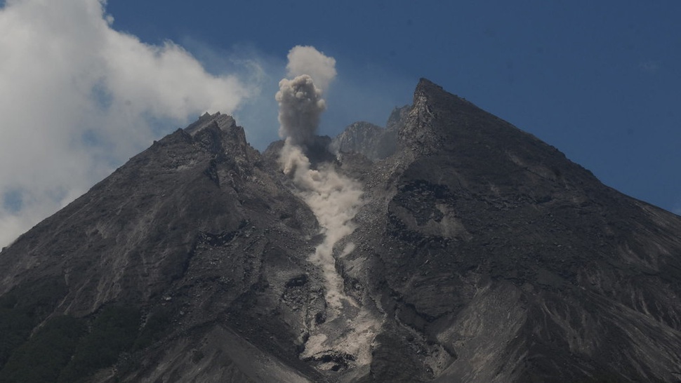 Gunung Merapi Keluarkan Guguran Lava ke Arah Kali Gendol