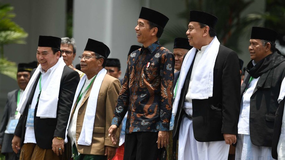 Wacana Sarung Jokowi Dinilai Bisa Rangkul Suara Santri di Jawa