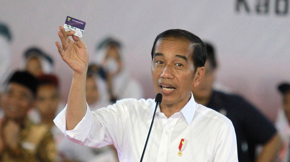 Di Kendari Jokowi Pamer KIP Kuliah dan Kartu Prakerja
