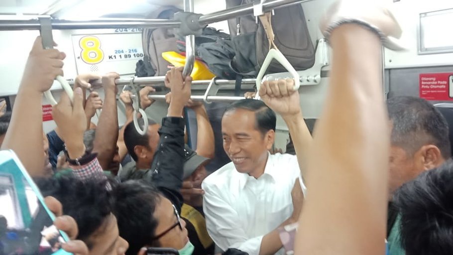 2019/03/06/presiden-jokowi-bikin-heboh-penumpang-krl-1_ratio-16x9.jpg