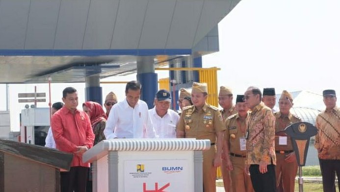 Presiden Jokowi Resmikan Tol Terpanjang Indonesia di Lampung