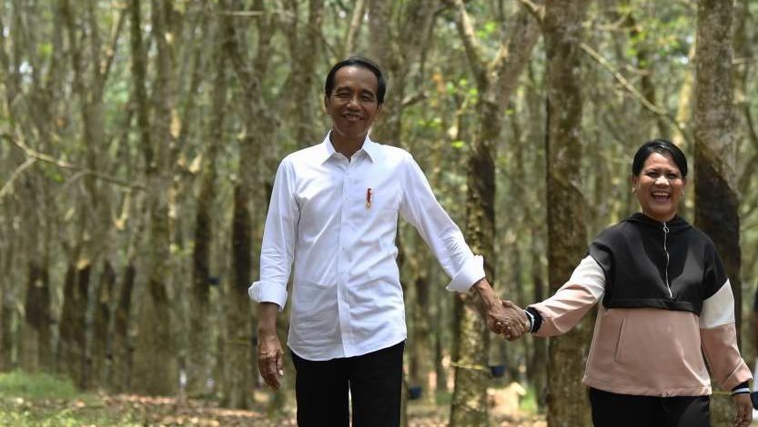 Kampanye di Banjarmasin, Jokowi Pamer Kemesraan Lagi dengan Iriana