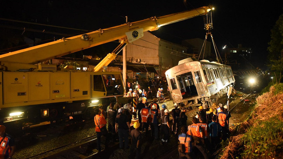 Kemenhub Kirim Crane untuk Evakuasi 3 Gerbong KRL yang Anjlok