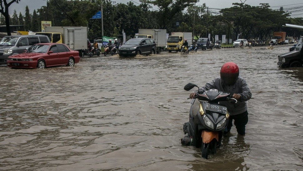 Hujan Deras dan Saluran Air Bikin Parkiran FEB Undip Kebanjiran