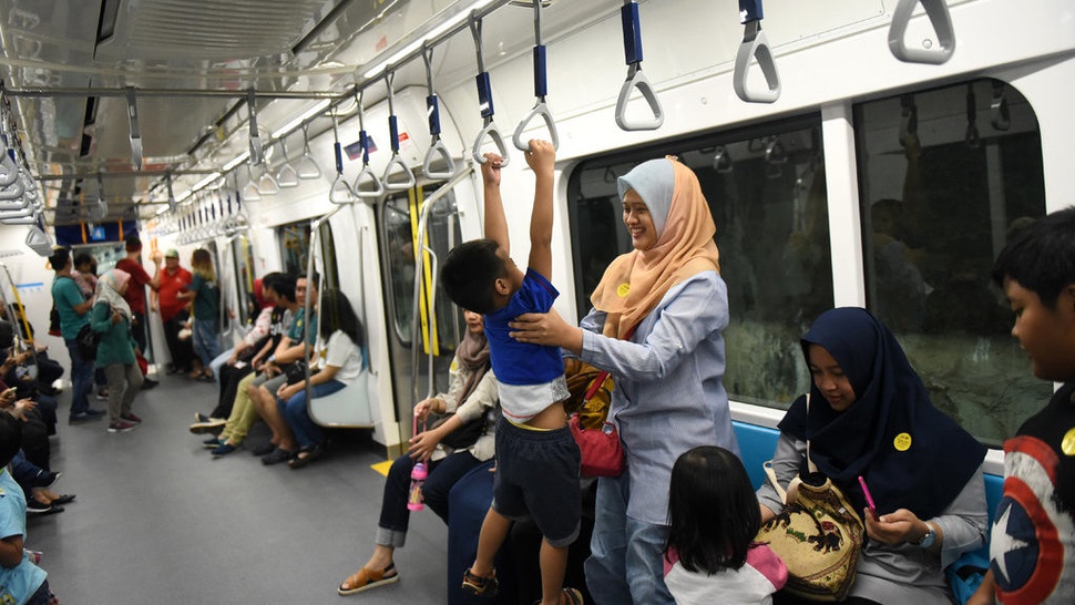 Respons MRT Jakarta Soal Penumpang yang Gunakan Make Up di Kereta