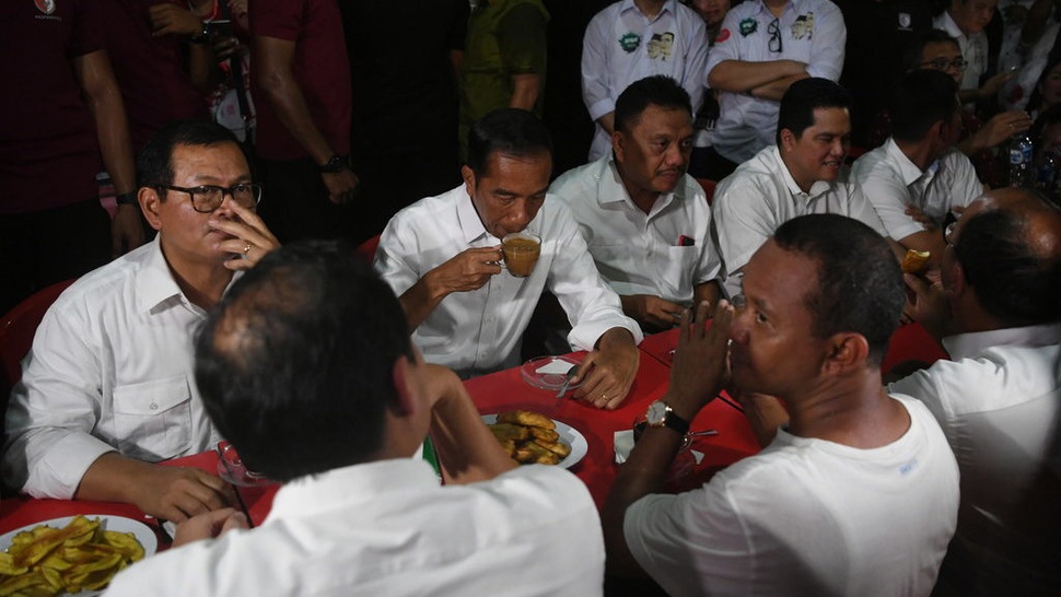Jokowi Kunjungi Warung Kopi di Manado, Ratusan Warga Berdatangan