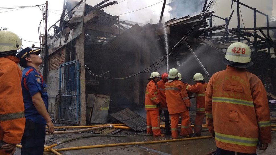 Toko Material di Depan Pengadilan Negeri Jakarta Selatan Kebakaran