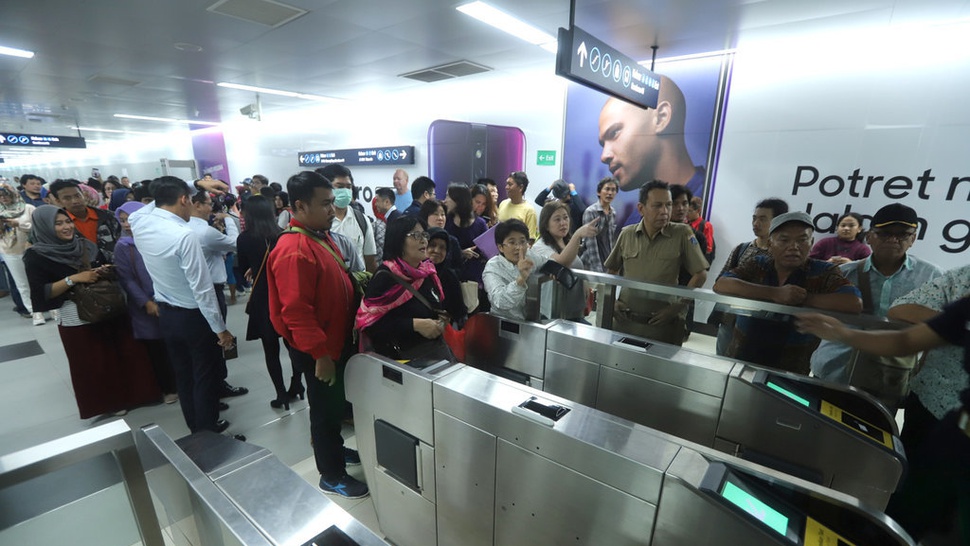 Hari Pertama Tarif Normal, Penumpang MRT Jakarta Capai 77 Ribu
