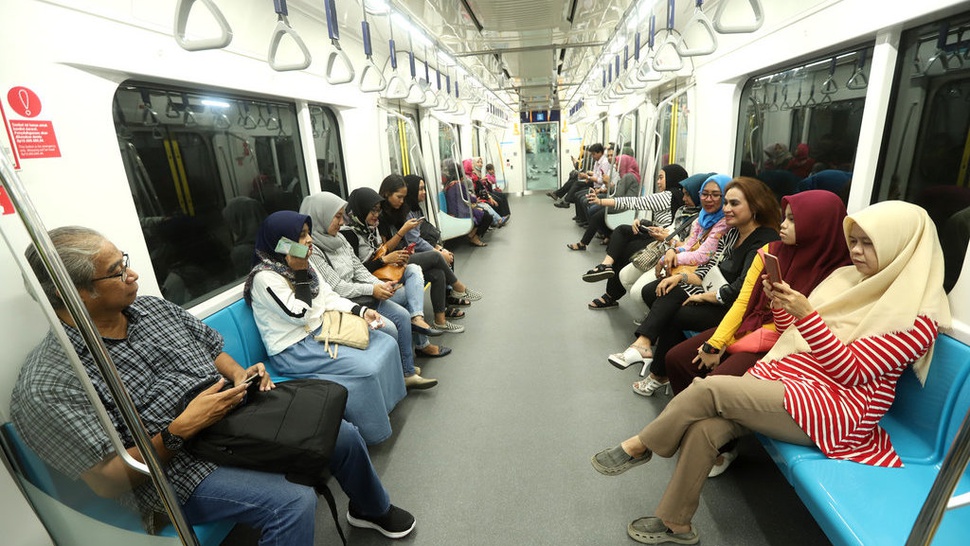 Suasana Hari Pertama MRT Jakarta Mulai Berbayar