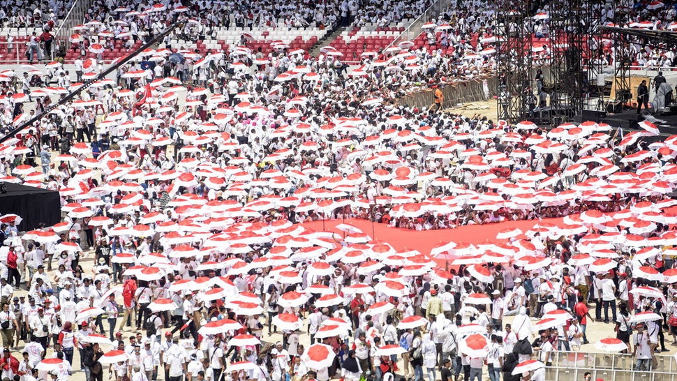 Aksi Pria Pasang Bendera di Tiang 60 Meter Saat Kampanye Jokowi