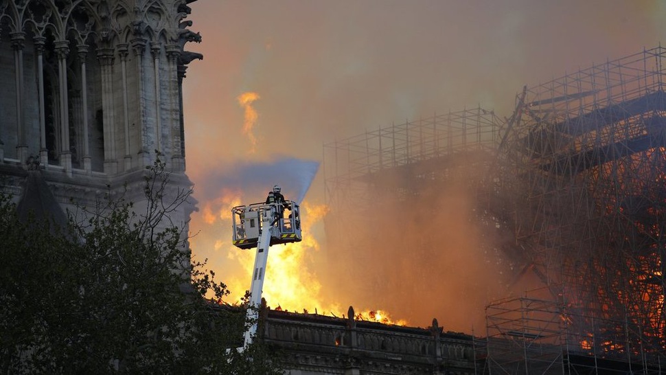 Kebakaran di Notre Dame, Warga Perancis Berdoa dan Nyanyikan Pujian