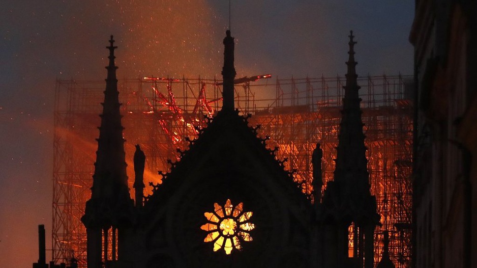 Gereja di Seluruh Paris Bunyikan Lonceng untuk Hormati Notre Dame