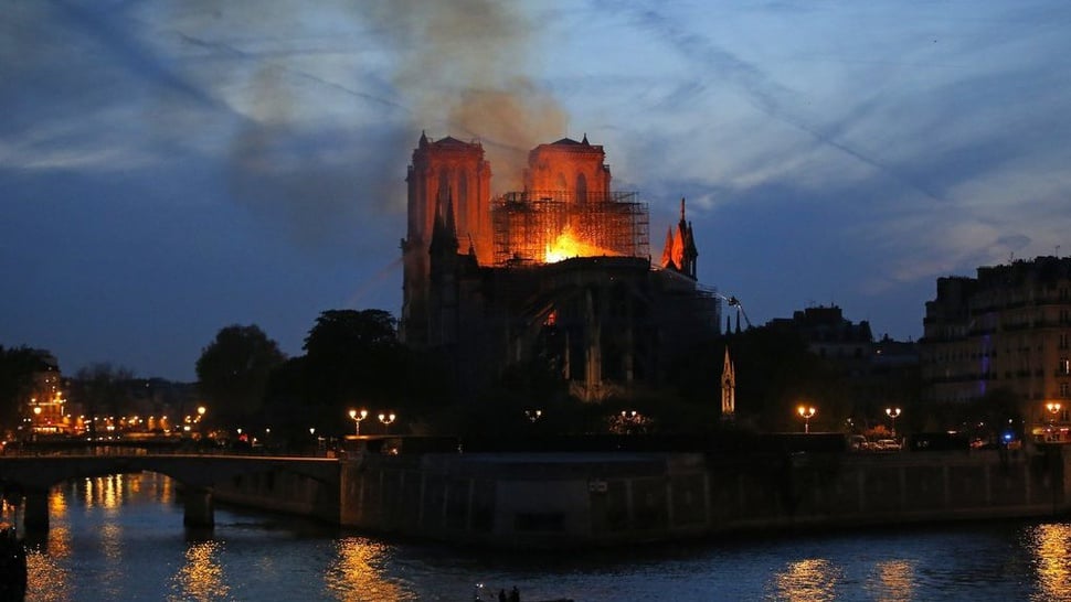 Gereja Katedral Notre Dame Paris Terbakar Jelang Paskah