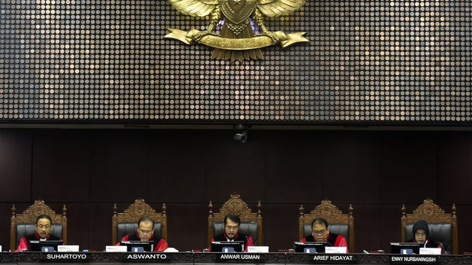 Sembilan Dewa di Medan Merdeka Barat: Yang Mulia Hakim MK