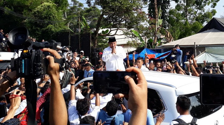 Sebelum Tinggalkan TPS, Prabowo Subianto Swafoto dengan Warga