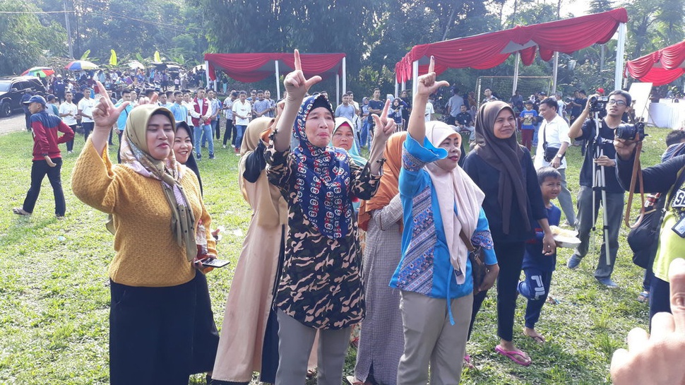 Emak-Emak Soraki Prabowo Presiden Usai Coblos di TPS