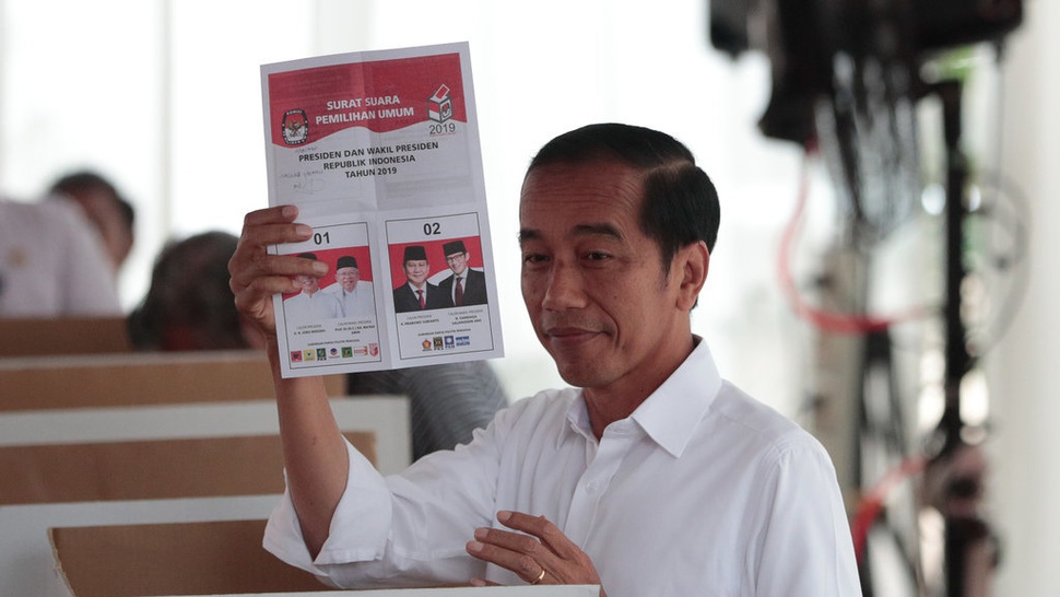 Warga di TPS 008 Histeris dan Berebut Foto Bareng Jokowi