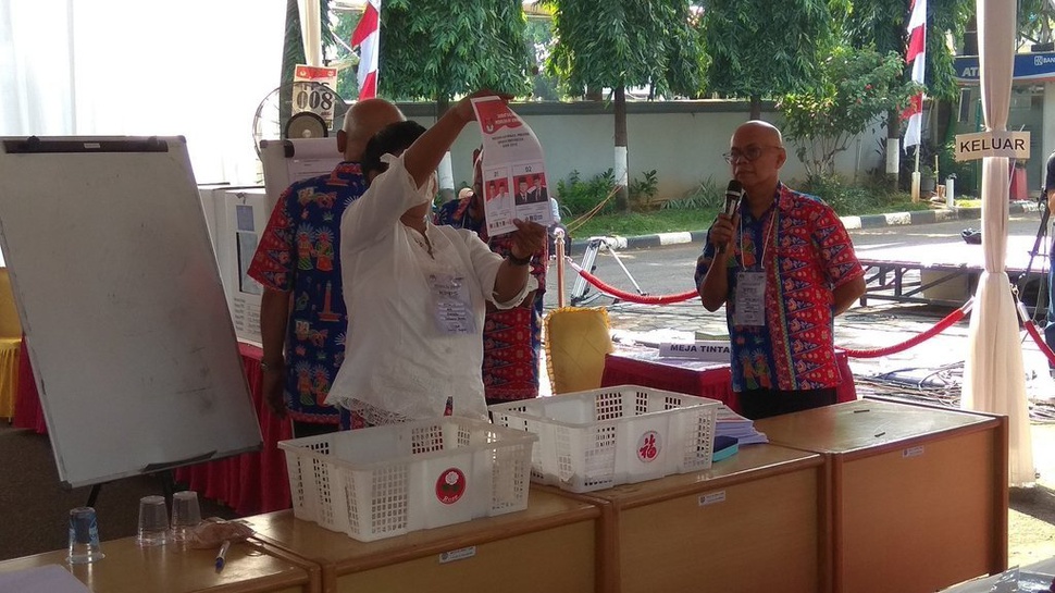 Jokowi Unggul di Tempatnya Mencoblos