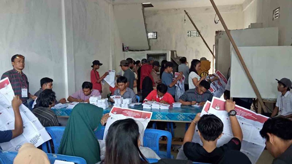 4 Penyelenggara Pemilu yang Mabuk di TPS Timika Dibawa ke Polsek