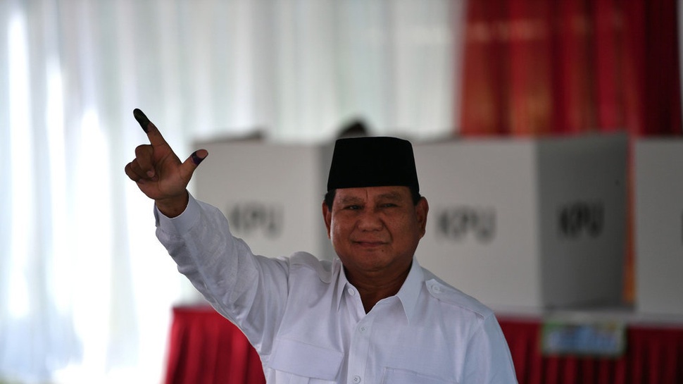 Prabowo Acungkan Dua Jari Berlumur Tinta Usai Nyoblos