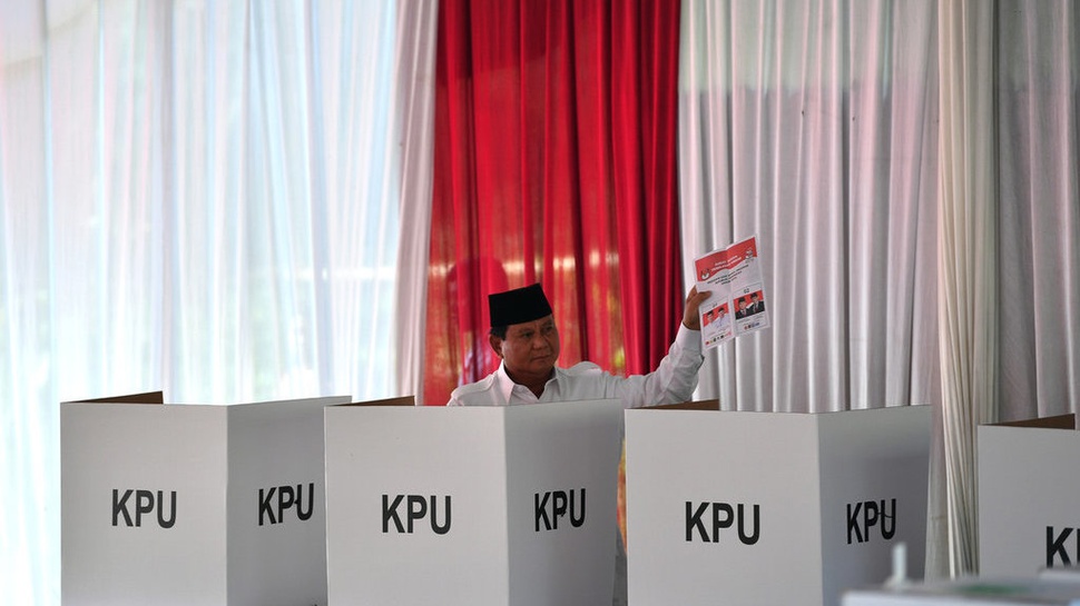 Prabowo Optimistis Menang Usai Mencoblos di TPS 041 Bojong Koneng