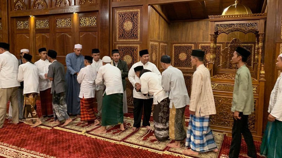 Sebelum Nyoblos, Prabowo Salat Subuh di Masjid Nurul Wathan