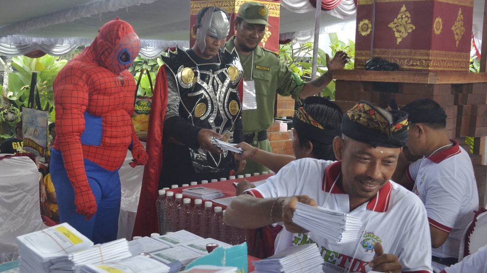 Warga TPS Badung Bali Kenakan Kostum Superhero Saat Nyoblos