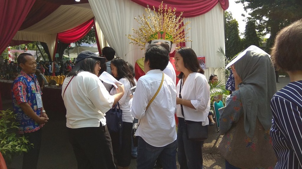 Sejumlah Warga TPS 008 Ikuti Ajakan Jokowi Putihkan TPS